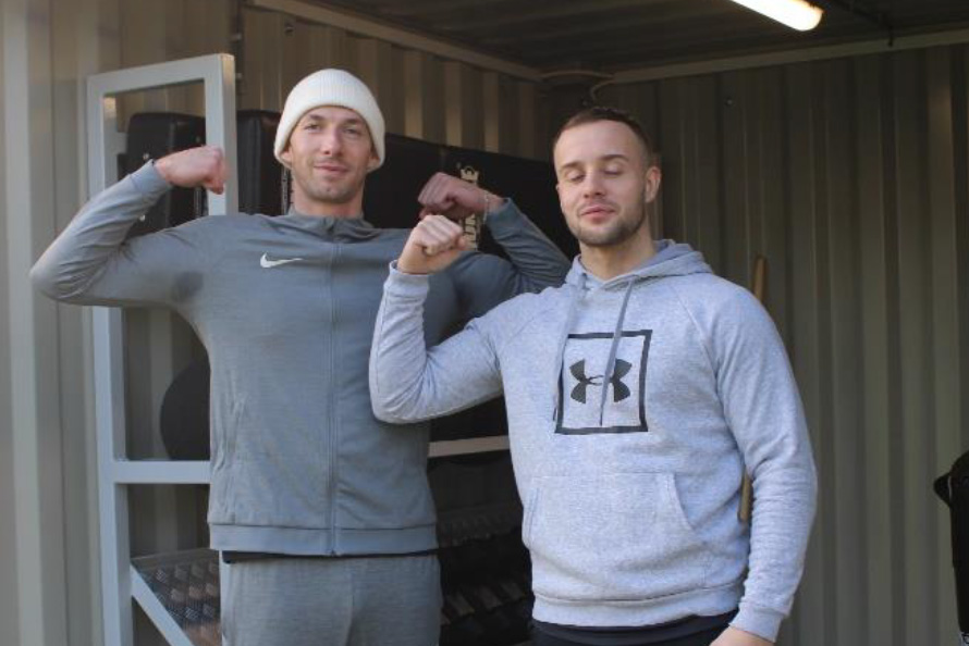 Felix en Valentijn namens de Stichting Haagse Hopjes Transvaal in de Gymboxx