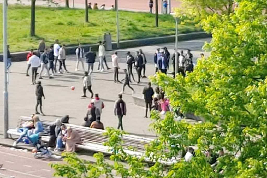 Drukte op het Wijkpark Transvaal door Bulgaarse hangjongeren
